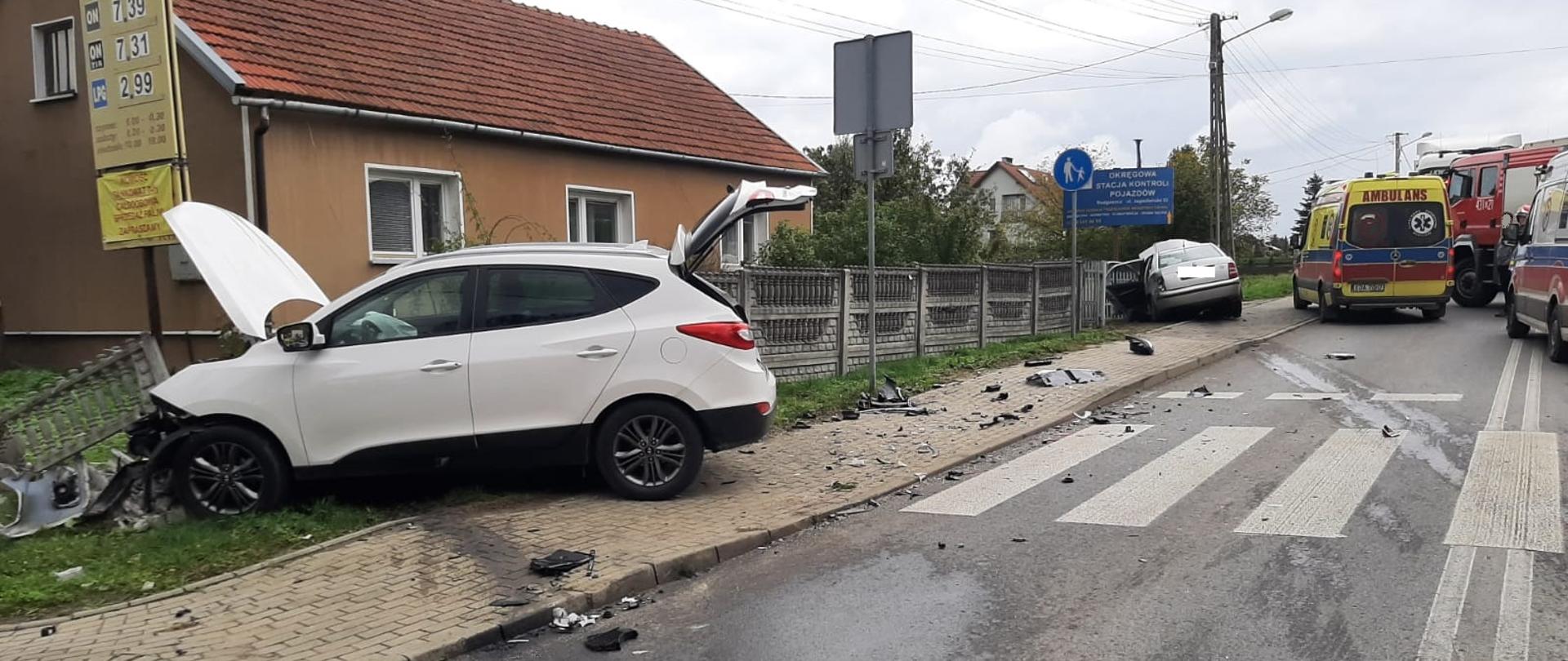 Na zdjęciu wypadek dwóch samochodów osobowych, na drodze wycieki płynów eksploatacyjnych, samochody znajdują się poza drogą.
