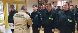 Słuchacze z jednostek OSP odbierają zaświadczenia 