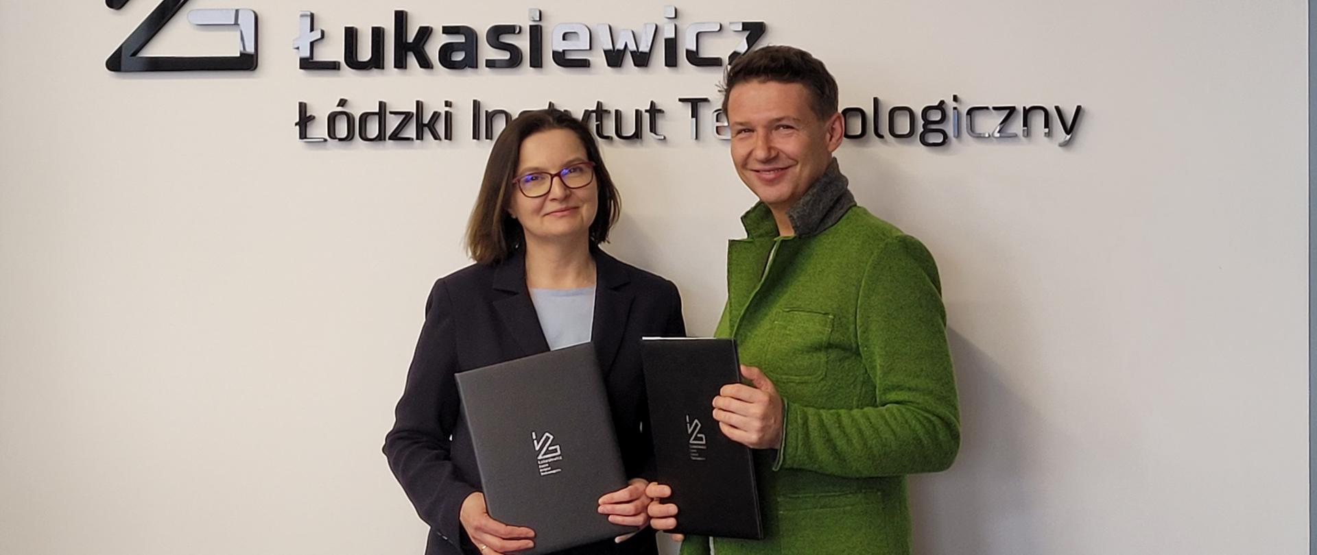 Wiceministra klimatu i środowiska Anita Sowińska w imieniu Ministerstwa Klimatu i Środowiska podpisała List Intencyjny z Łódzkim Instytutem Technologicznym, który stanowi ważny krok w kierunku skutecznej realizacji Dyrektywy SUP. Wiceministra i przedstawiciel ŁiT stoją na tle ściany z napisem Łukasiewicz Łódzki Instytut Technologiczny.