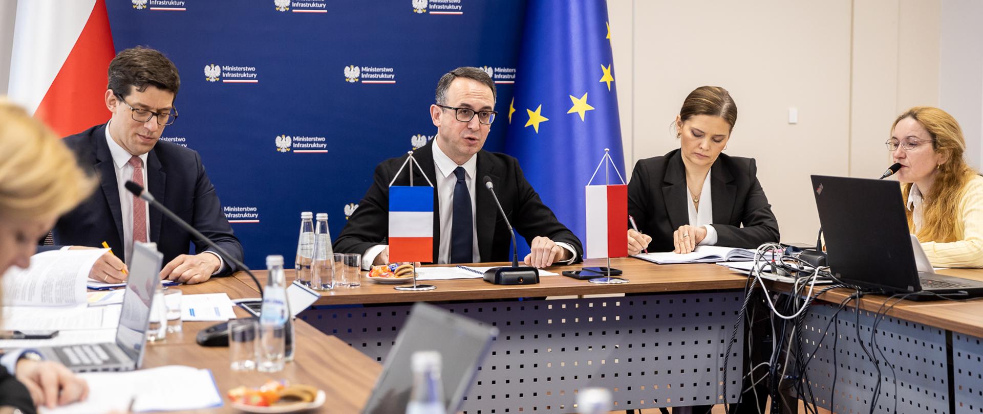 Minister infrastruktury Dariusz Klimczak podczas wideorozmowy z ministrem delegowanym ds. transportu w Ministerstwie Transformacji Ekologicznej i Spójności Terytorialnej Francji Patricem Vergrietem