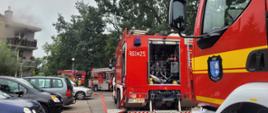 Na ulicy stoją 4 wozy bojowe straży pożarnej