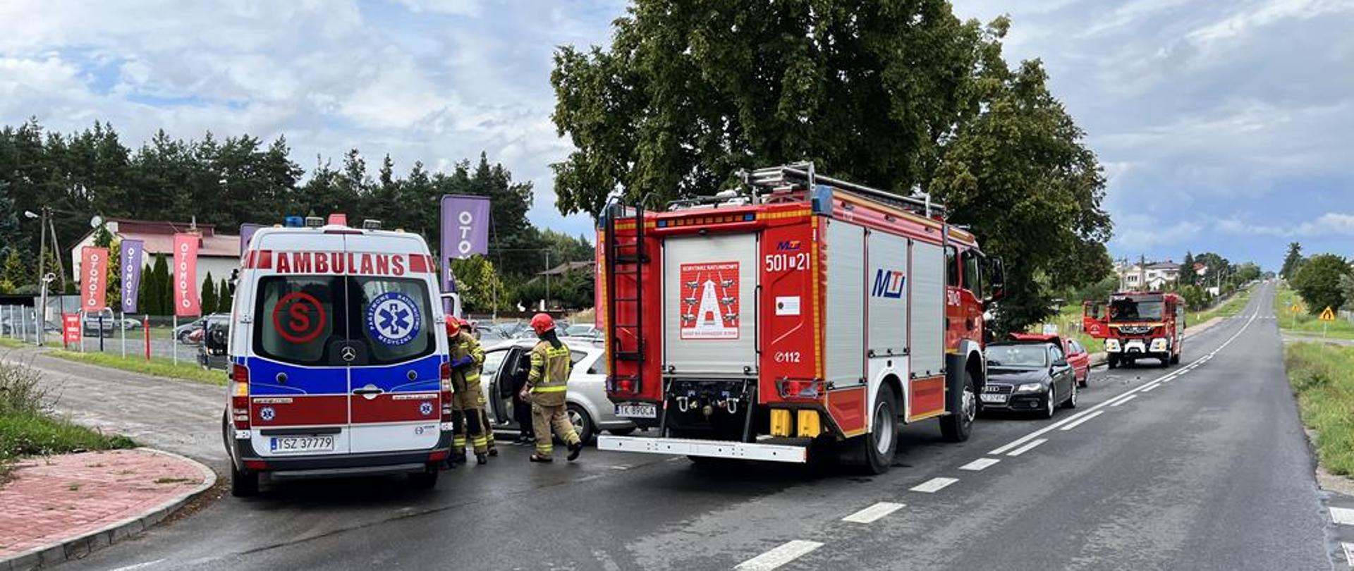Działania ratownicze podczas wypadku w miejscowości Staszów.