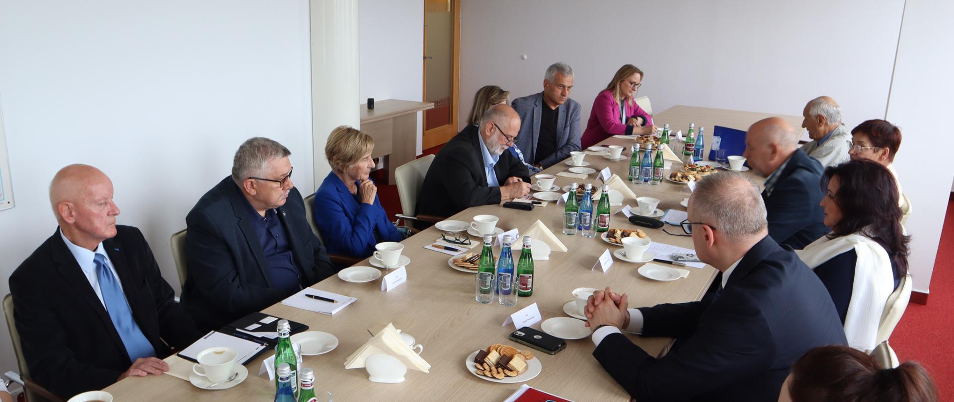 Uczestnicy spotkania siedzą przy stole