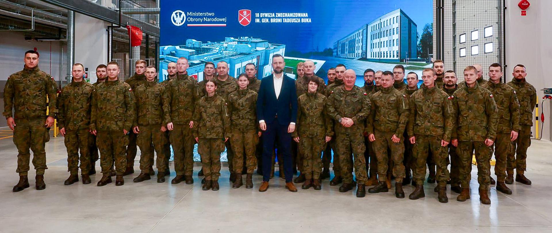 23 października 2025 r. w Siedlcach, wicepremier - minister obrony narodowej Władysław Kosiniak-Kamysz przebywał z wizytą w siedzibie dowództwa 18. Dywizji Zmechanizowanej. Spotkanie poświęcone było zapoznaniu z aktualnie realizowanymi zadaniami i wyzwaniami stojącymi przed 18DZmech., a także z infrastrukturą i inwestycjami realizowanymi na terenie kompleksu dowództwa przy udziale Zakładu Inwestycji Organizacji Traktatu Północnoatlantyckiego. Fot. Krzysztof Niedziela/MON