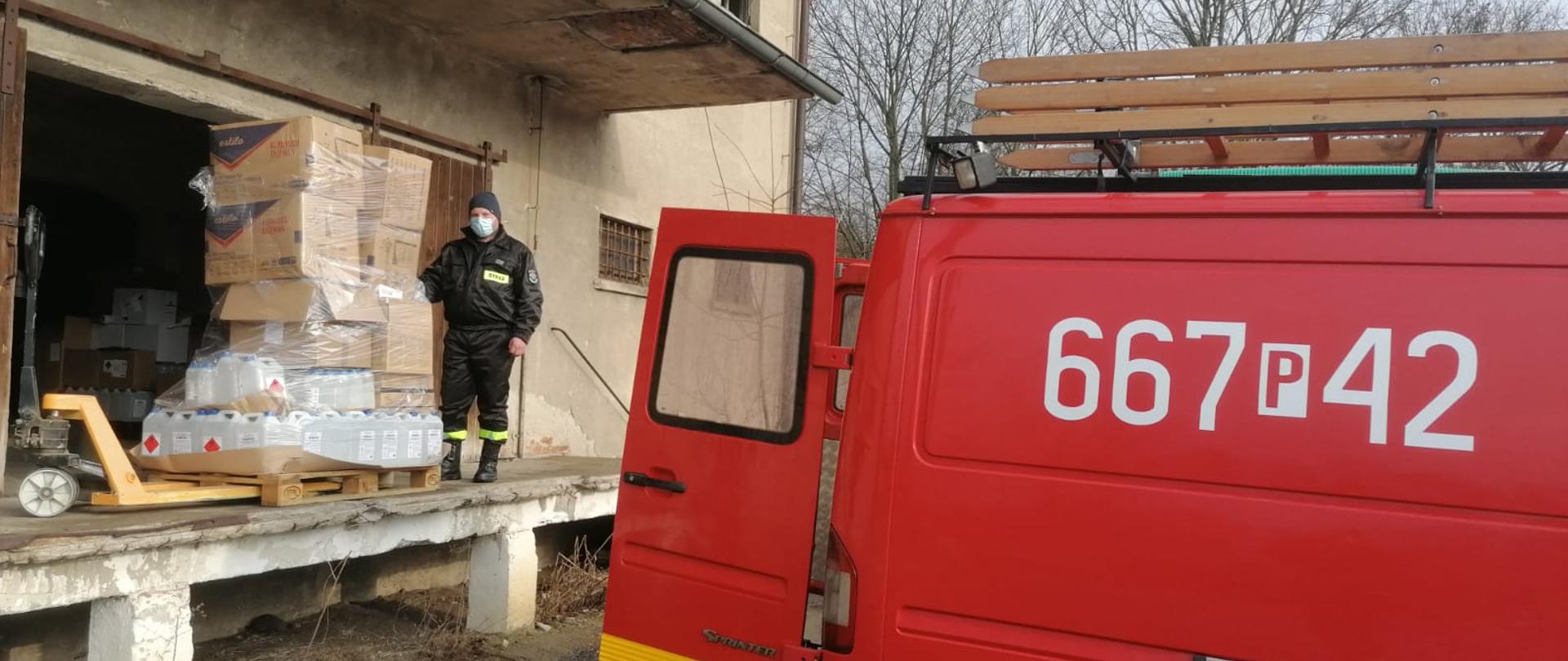 strażacy z ochotniczej straży pożarnej odbierają pakiety środków ochrony indywiduwalnej