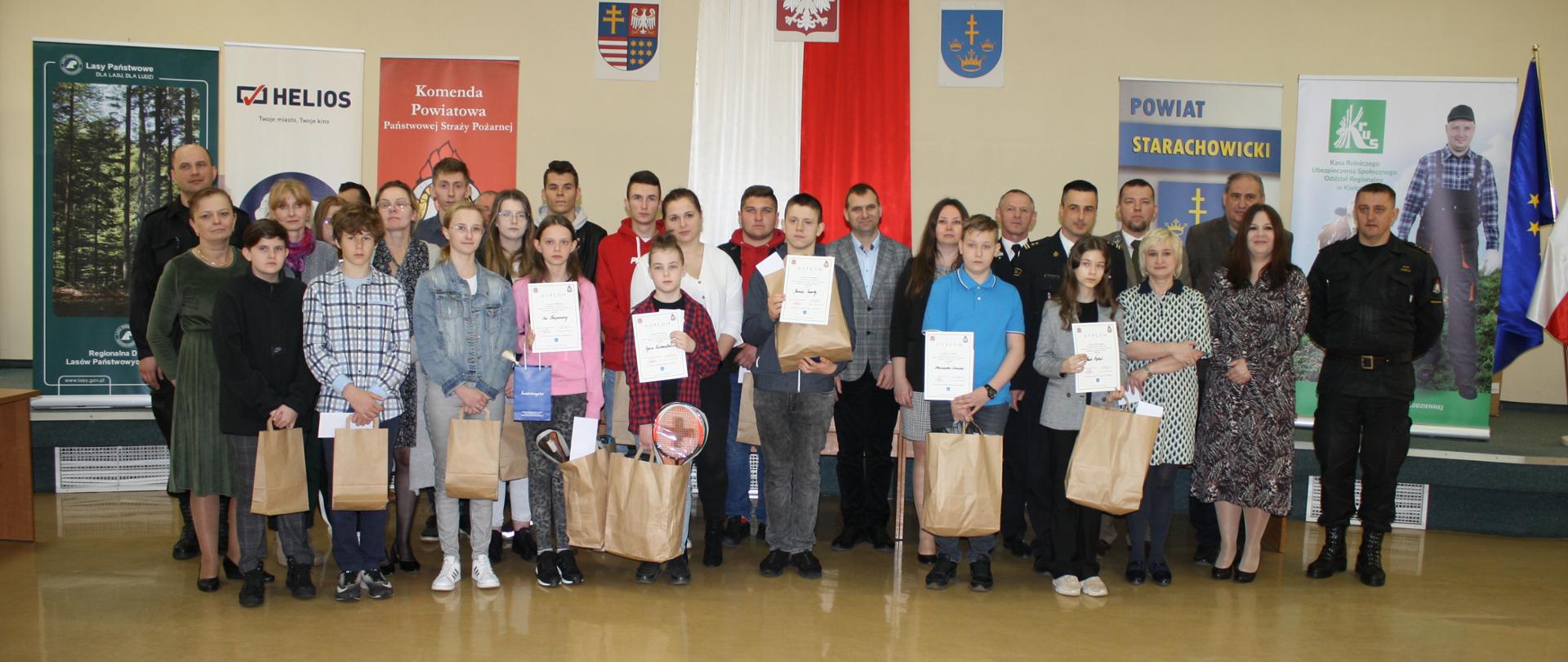 Uczestnicy turnieju wraz opiekunami, organizatorami oraz fundatorami nagród 