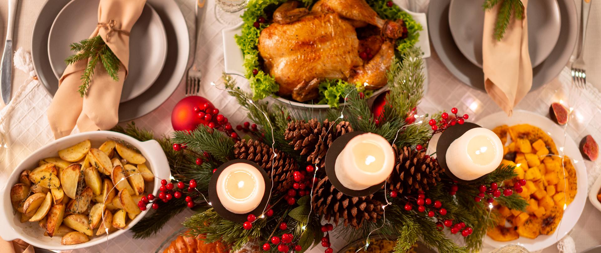 Zdjęcie przedstawia stół zastawiony różnorodnymi świątecznymi potrawami.