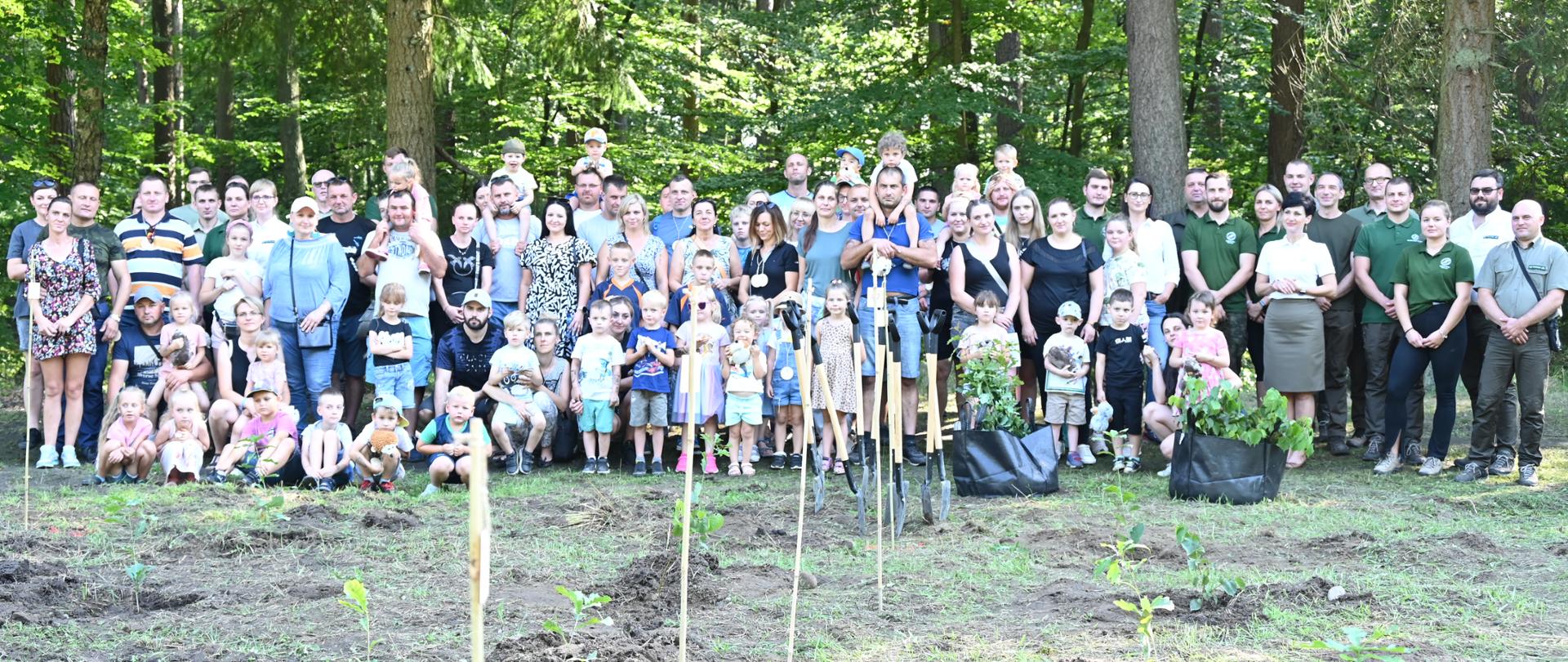 Uczestnicy akcji "Jedno dziecko, jedno drzewo" 2023 w Nadleśnictwie Tychowo