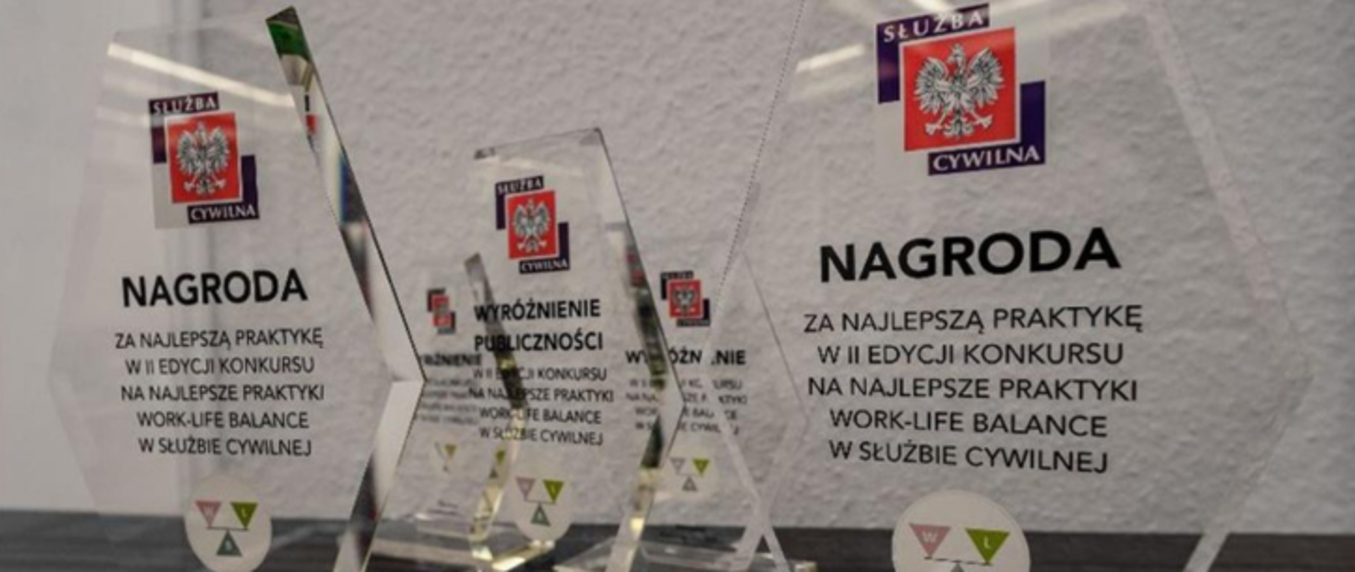 Zaproszenie na galę finałową konkursu na najlepsze praktyki work-life balance w 2025 r.: grafika ze statuetkami z poprzedniej edycji