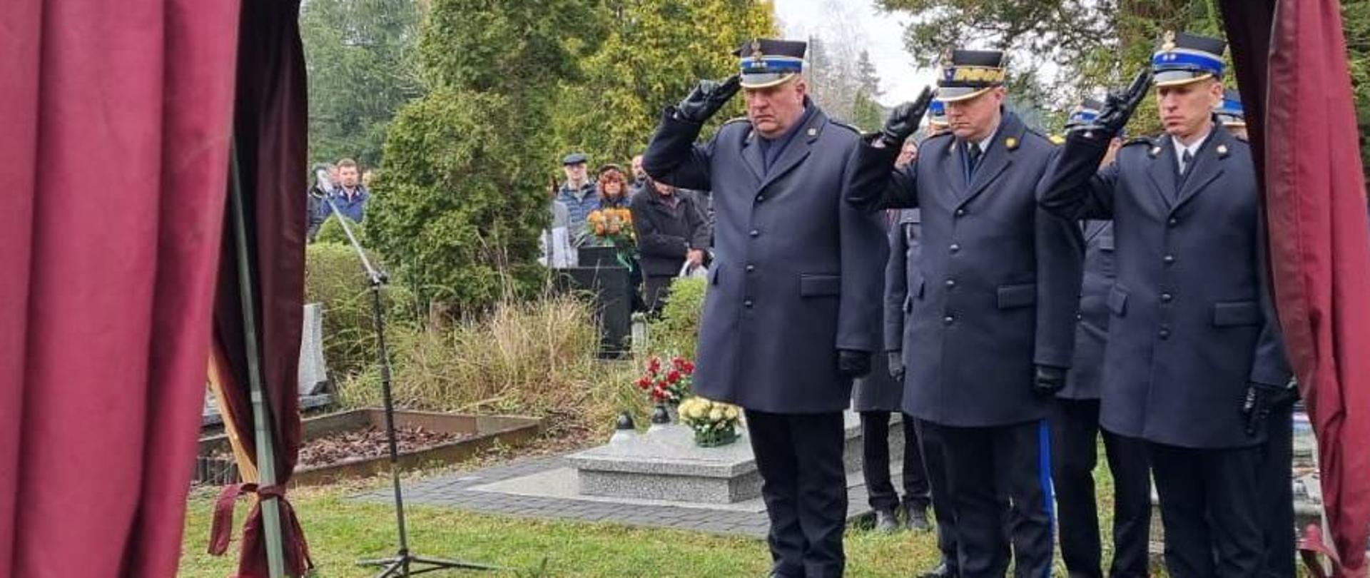 Komendanci oddający honory przed grobem