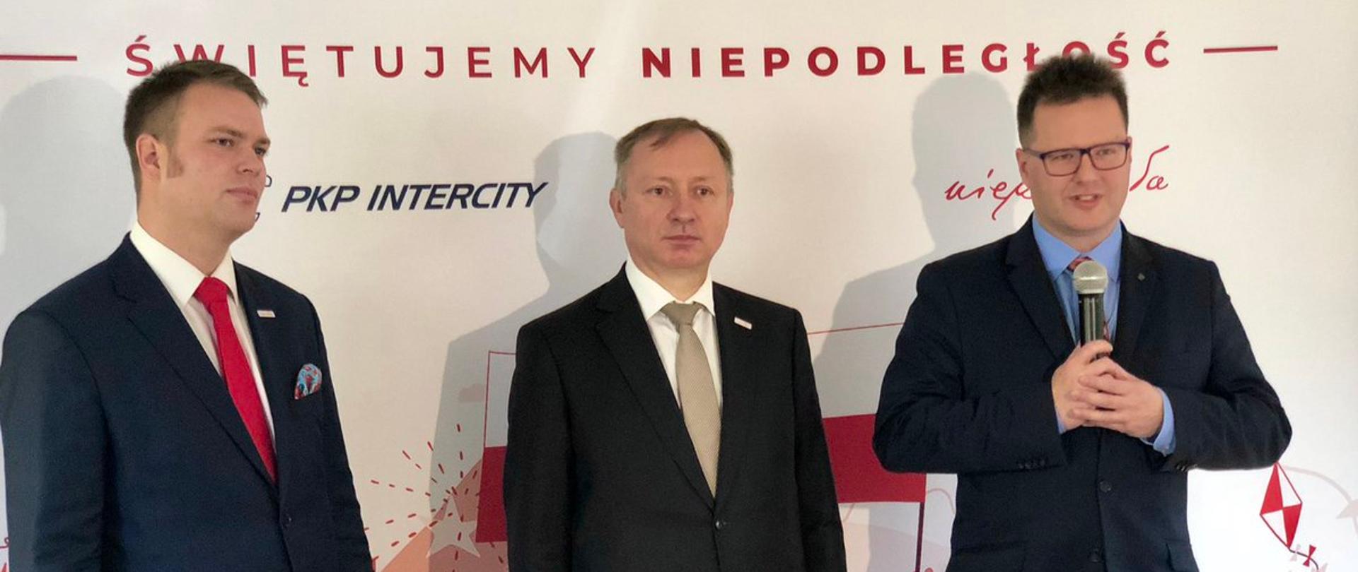 Wiceminister infrastruktury Andrzej Bittel w odsłonięciu na warszawskim Powiślu muralu