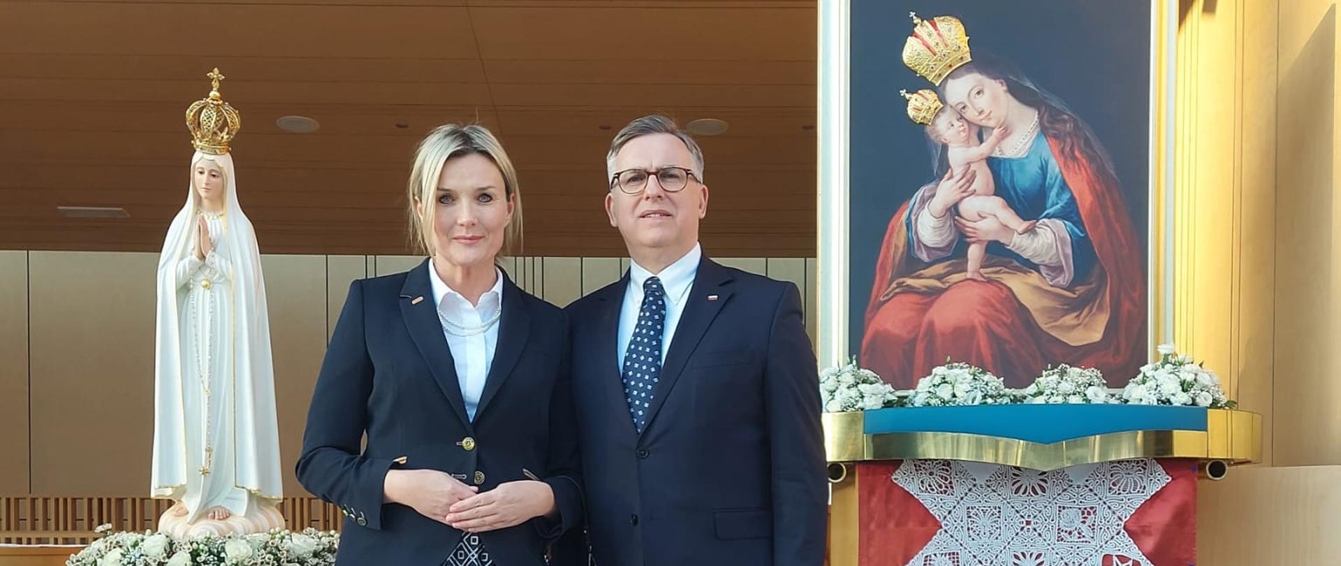 Ambasador RP Krzysztof Olendzki z małżonka Joanną Olendzką podczas uroczystego zawierzenia Maryi Ukrainy i Rosji, Brezje 25.03.2022 