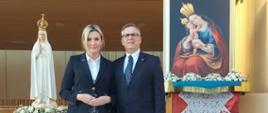 Ambasador RP Krzysztof Olendzki z małżonka Joanną Olendzką podczas uroczystego zawierzenia Maryi Ukrainy i Rosji, Brezje 25.03.2022 