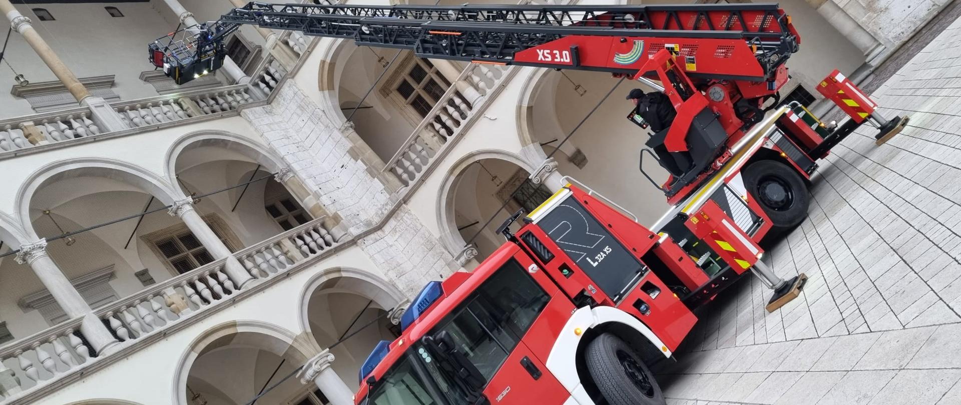 Prezentacja pojazdu specjalnego na terenie Zamku Królewskiego na Wawelu.