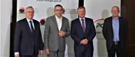 Wiceprezes NFOŚiGW Artur Michalski podczas podpisywania umowy z PGE EC