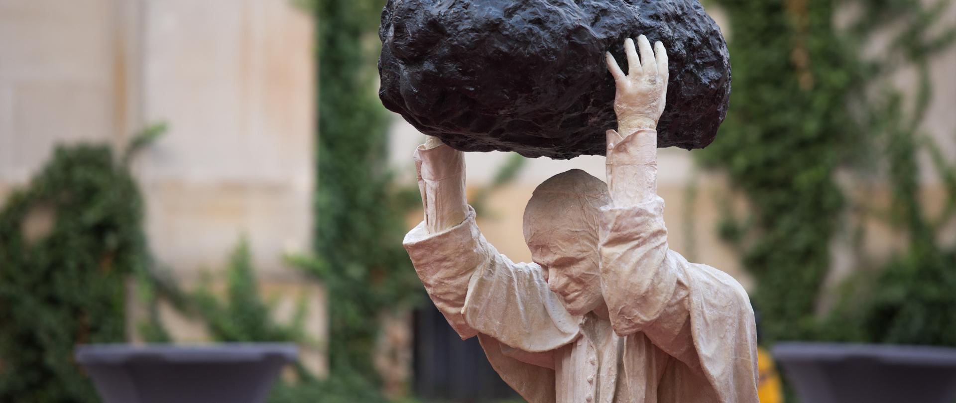 „Zatrute źródło” Jerzego Kaliny na dziedzińcu MNW fot. Bartosz Bajerski/MNW