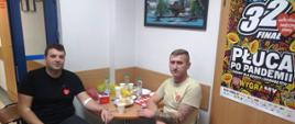 Dwie osoby siedzą i czekają na oddawanie krwi