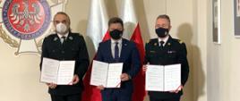 Zdjęcie przedstawia Michała Dworczyka, szefa Kancelarii Prezesa Rady Ministrów, nadbryg. Andrzeja Bartkowiaka, komendanta głównego PSP i dh. Waldemara Pawlaka, prezesa ZG ZOSP RP po podpisaniu listów intencyjnych