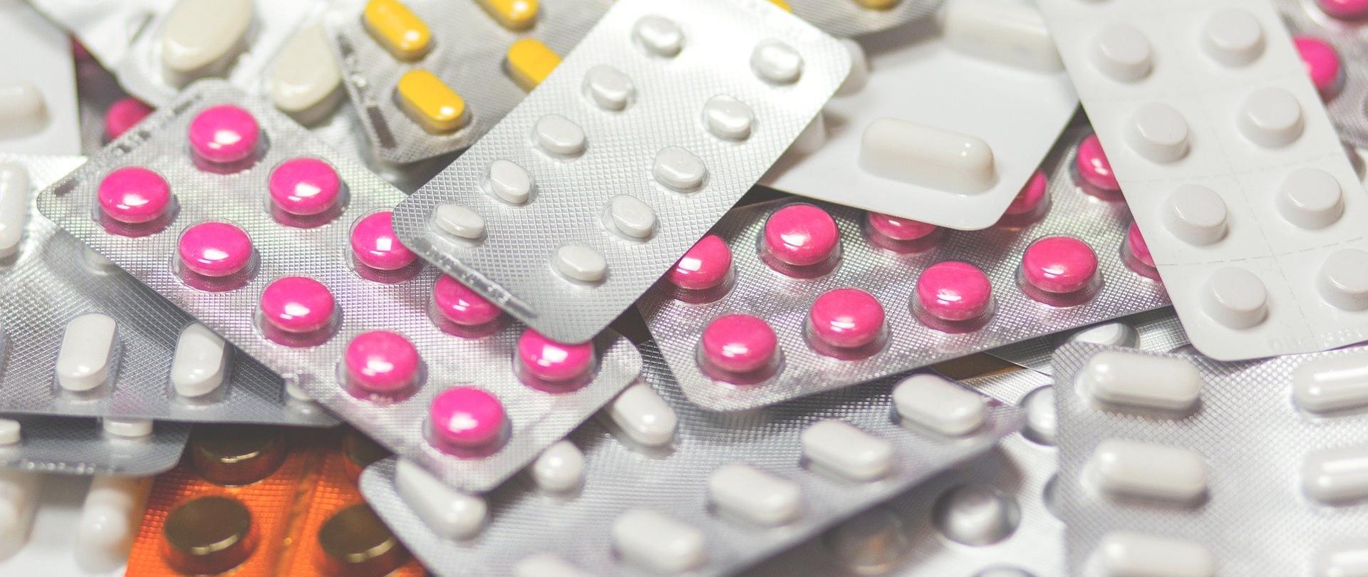 kolorowe tabletki w blistrach.