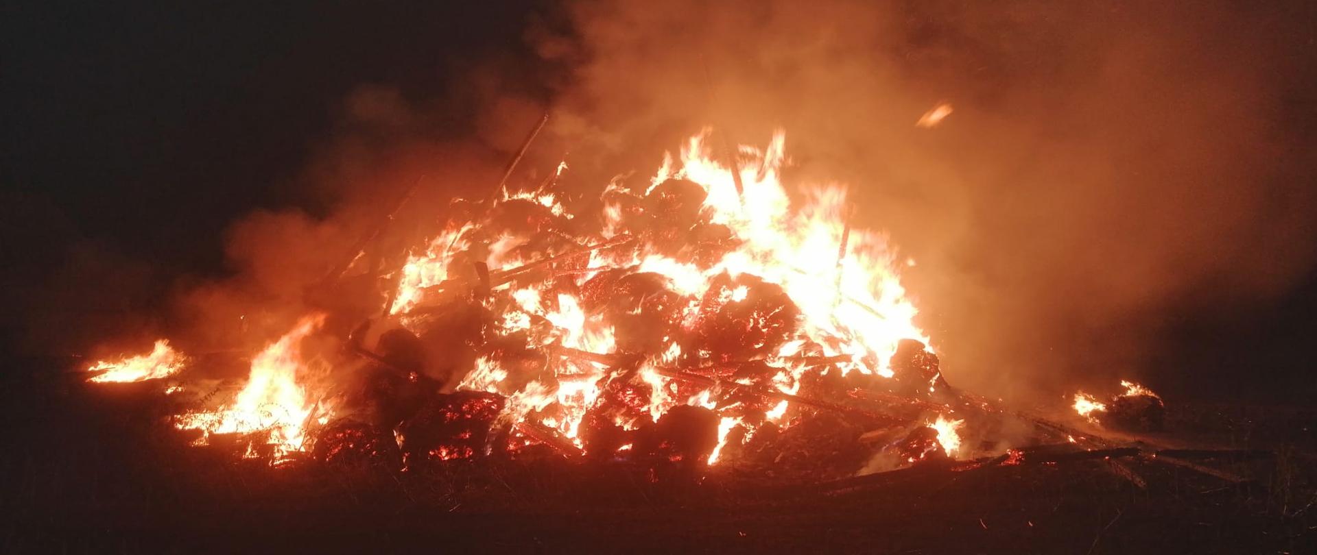 Na zdjęciu widać zgliszcza po drewnianej stodole objęte w całości ogniem. Jest pora nocna