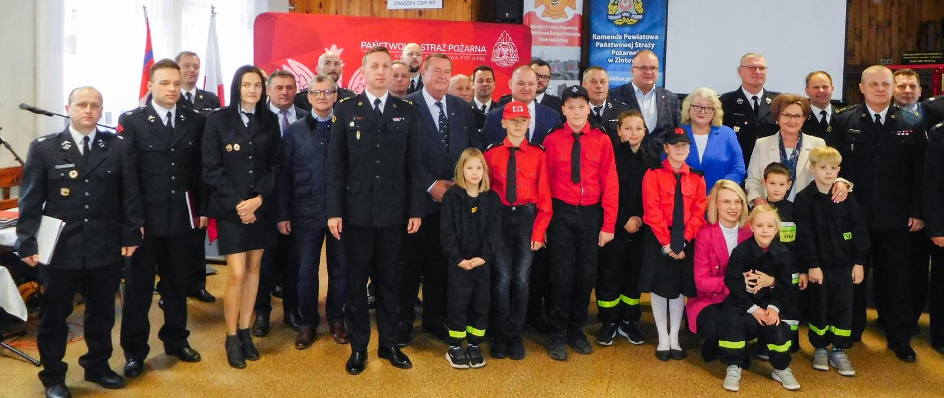 Na zdjęciu widnieje uroczystość związana z wręczeniem promes dla jednostek OSP. 