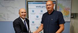 Stanisław Longawa – Dyrektor RZGW we Wrocławiu i przedstawiciel Kopalni Surowców Mineralnych Byczeń podczas podpisywania listu intencyjnego.