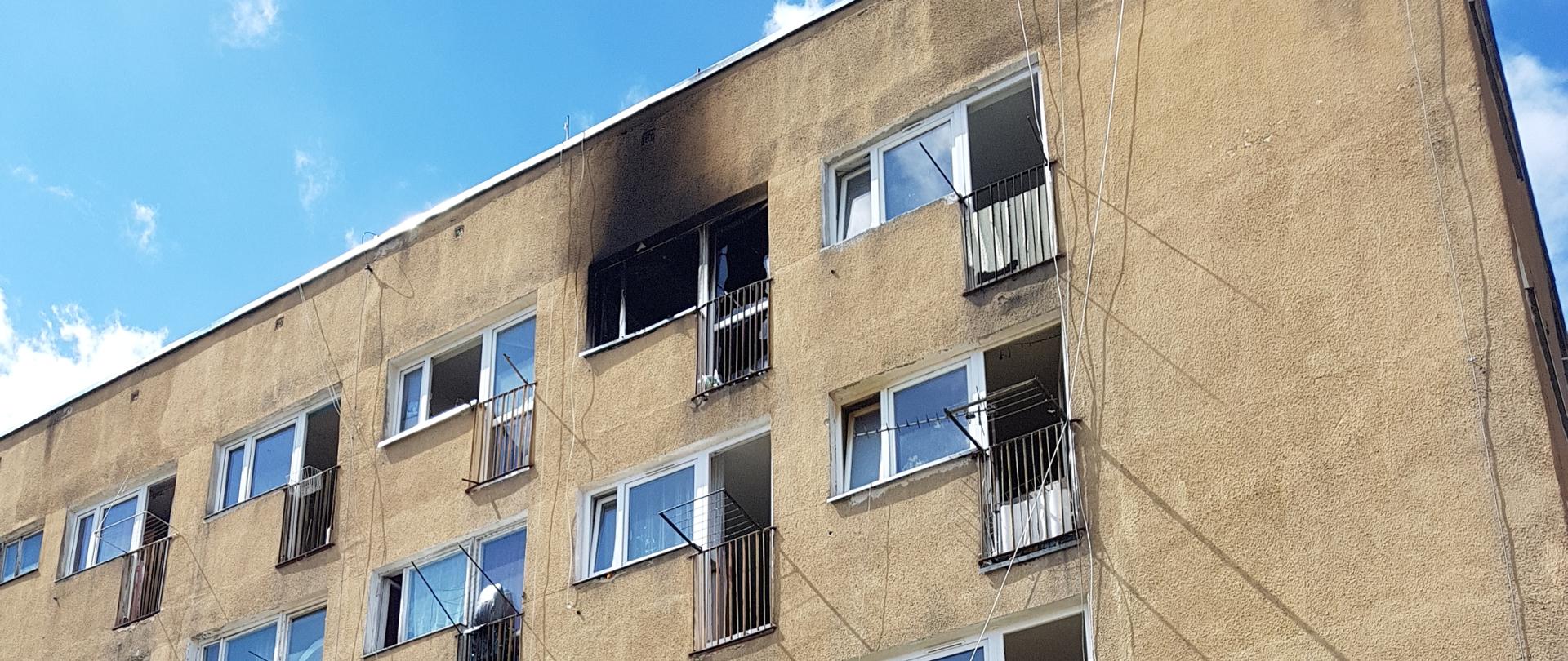 Pożar mieszkania ul. Lechicka 29 w Koszalinie. Widok budynku wielorodzinnego z podwórka.
