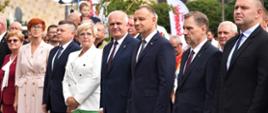Prezydent Andrzej Duda w otoczeniu zaproszonych gości