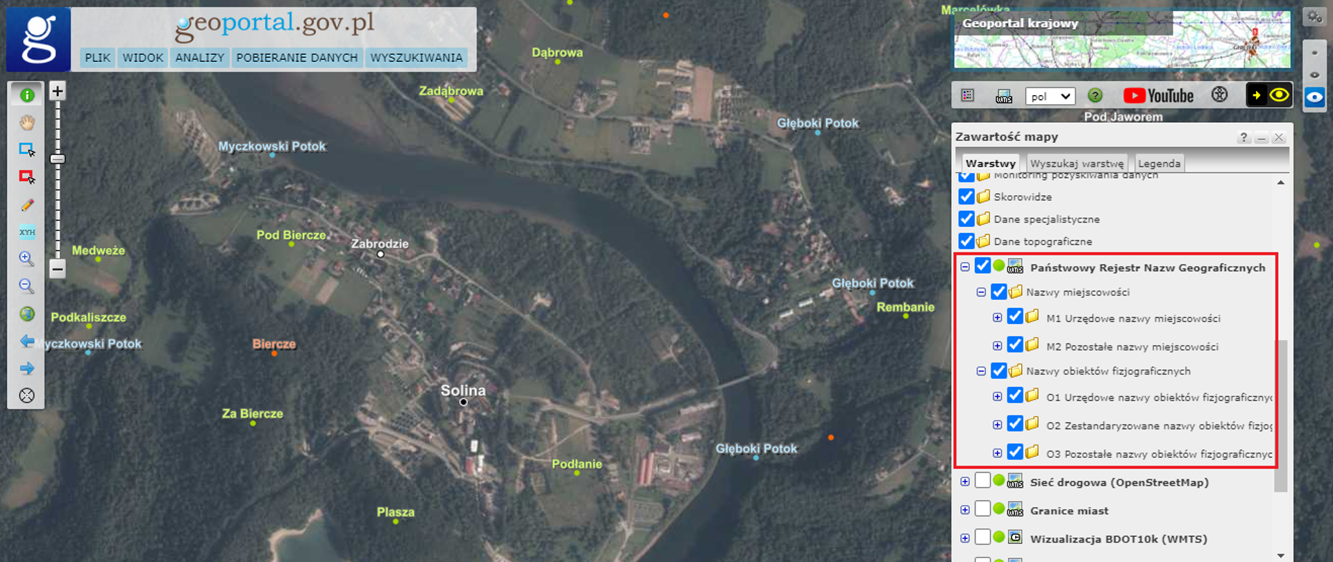 Ilustracja przedstawia zrzut ekranu z serwisu www.geoportal.gov.pl z fragmentem ortofotomapy oraz nazwami obiektów geograficznych okolic miejscowości Solina w postaci usługi przeglądania WMS. Po prawej stronie ilustracji, znajduje się okno zawartości mapy - usługa przeglądania WMS danych PRNG jest zaznaczona czerwonym prostokątem. 