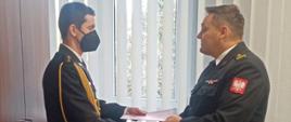 Opolski Komendant Wojewódzki PSP w Opolu st. bryg. Krzysztof Kędryk wręcza dokument powierzenia obowiązków zastępcy komendanta powiatowego PSP w Oleśnie kpt. Kamilowi Pęcherzowi.