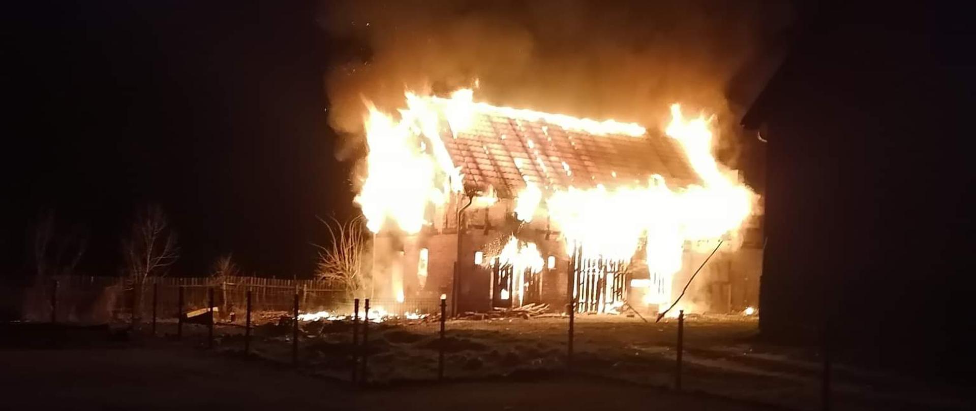 POŻAR BUDYNKU MIESZKALNEGO I GOSPODARCZEGO W MIEJSCOWOŚCI KUŹNICZKA