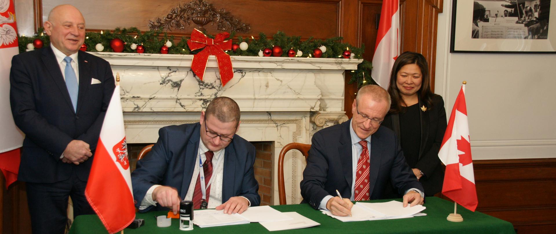 Od lewej: Konsul Generalny RP w Toronto Krzysztof Grzelczyk, Michał Tomasiak (GM Infis Company), Borys Wrzesnewskyj (właściciel M-C Dairy), Minister Mary NG