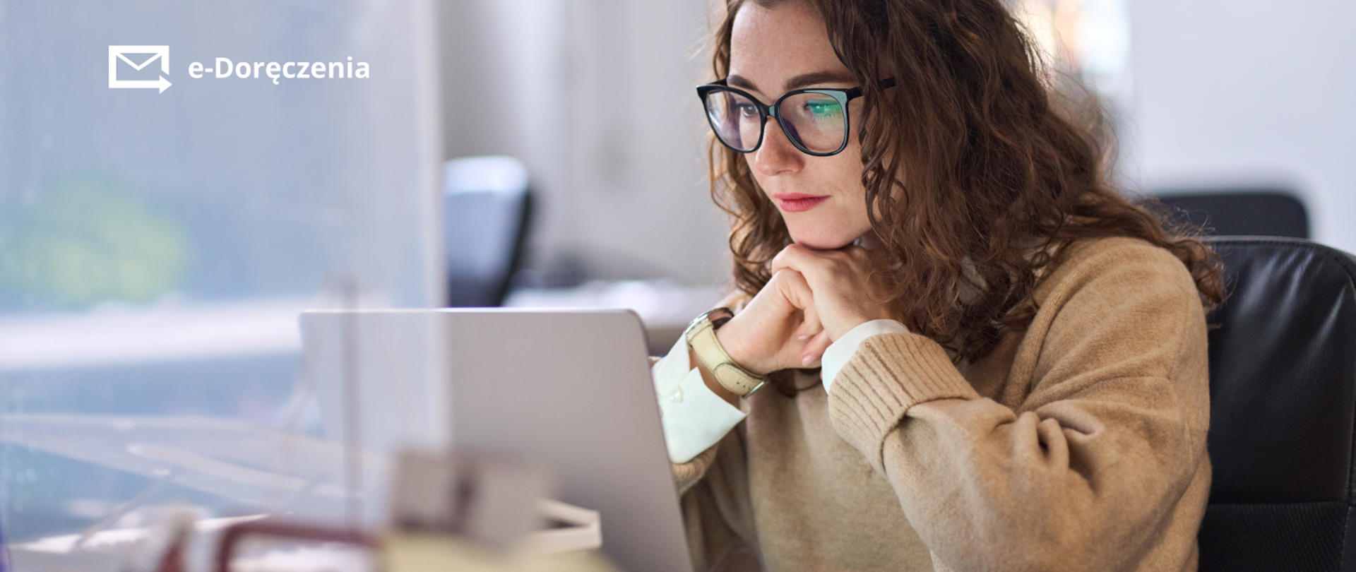 Kobieta patrzy na laptopa