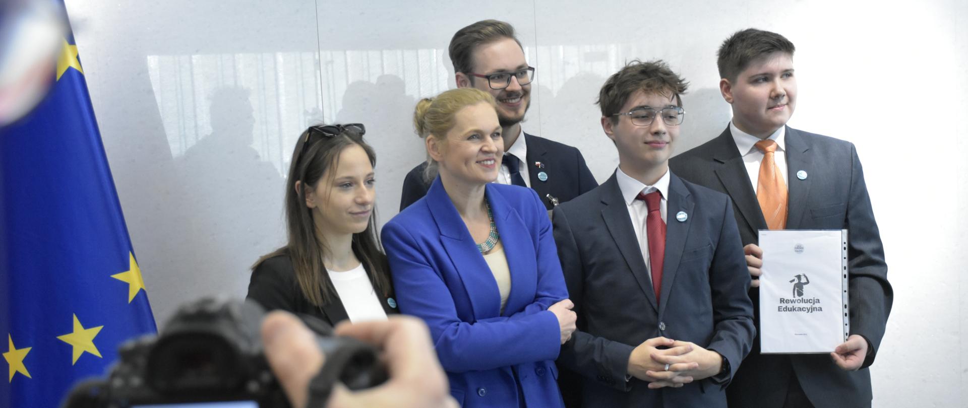 Spotkanie zmieńmy Edukację – politycy i organizacje pozarządowe rozmawiają o polskiej edukacji, Zdjęcie grupowe przedstawia minister Barbarę Nowacką oraz przedstawicieli organizacji pozarządowych