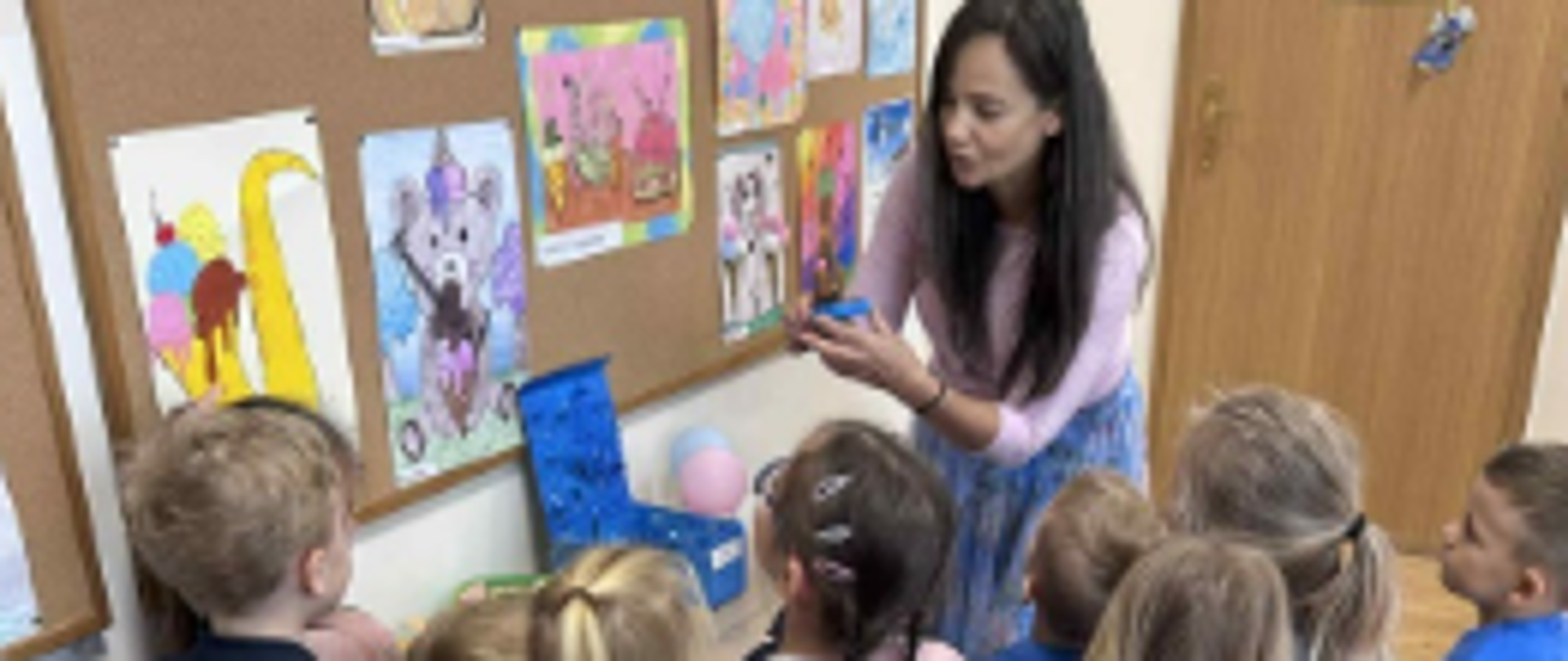 Zdjęcie przedszkolaków z Jeżykowego Przedszkola Małych Talentów z Lublińca z odwiedzinami w Szkole Muzycznej