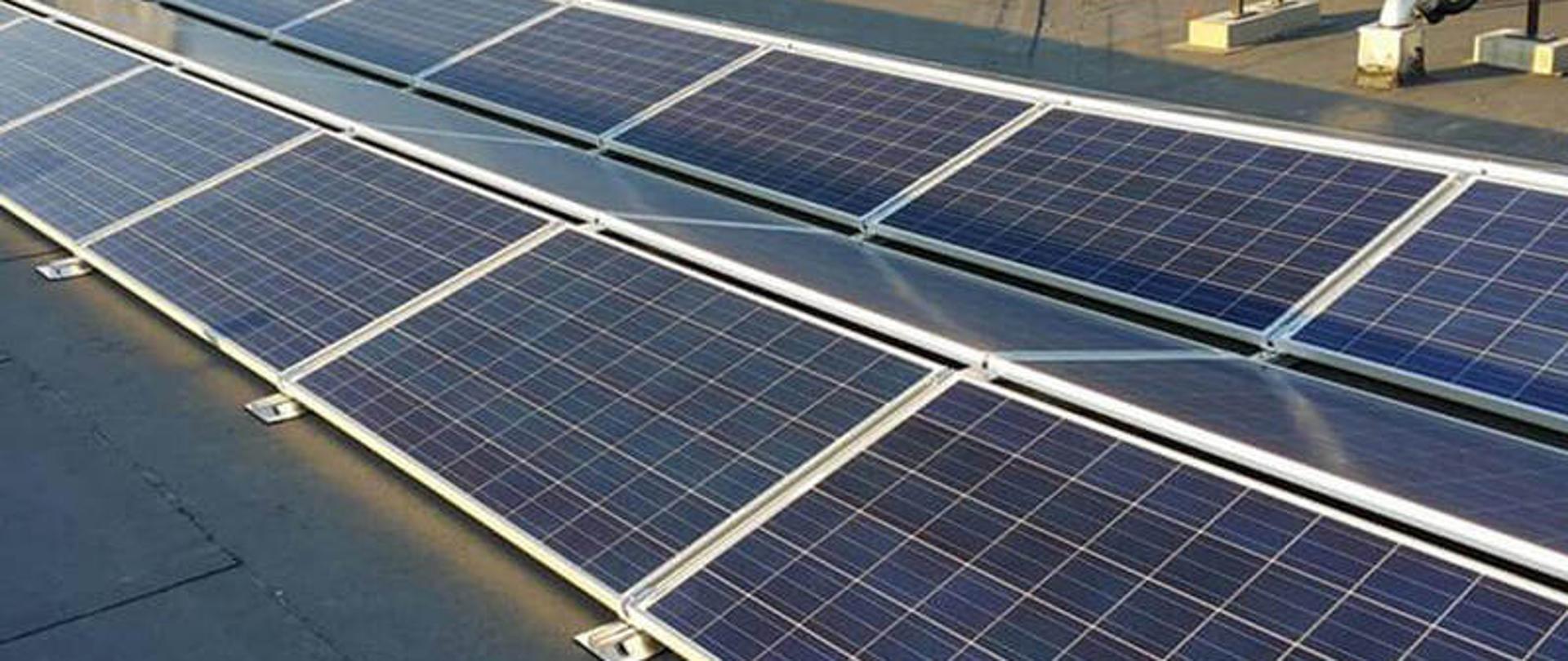 Na zdjęciu widoczne panele fotowoltaiczne