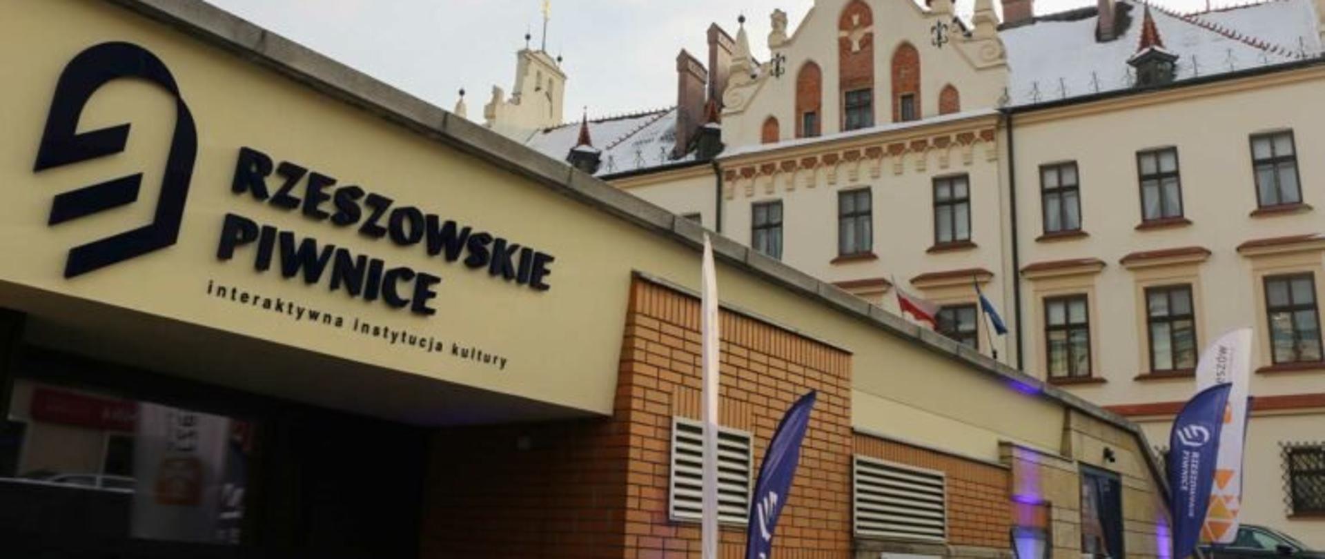 Fragment budynku z napisem Rzeszowskie Piwnice - interaktywna instytucja kultury
