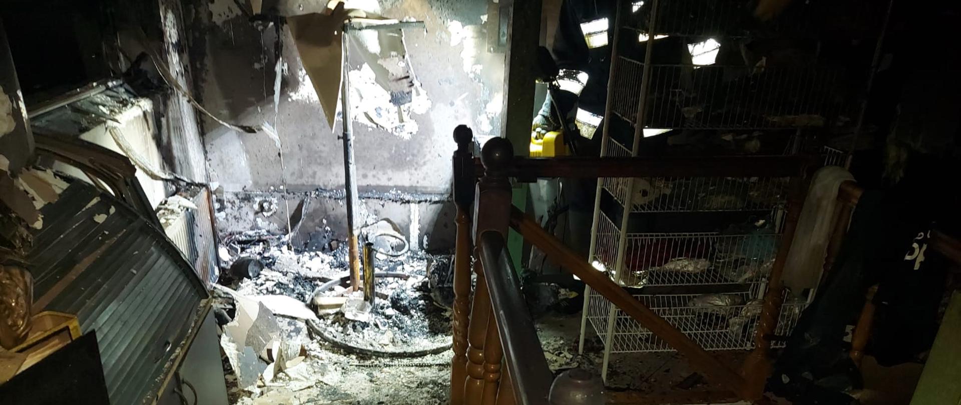 Na zdjęciu widać częściowo spalone pomieszczenie.