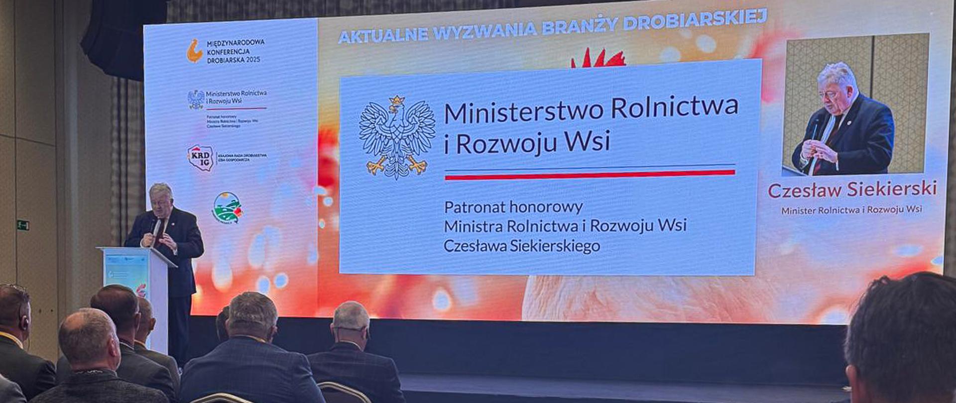 Minister Czesław Siekierski zwraca się do zebranych podczas konferencji