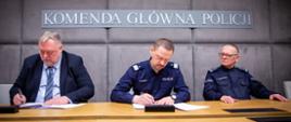 Generalny Inspektor Informacji Finansowej (GIIF) Jarosław Żółtowski i Komendant Główny Policji nadinsp. Marek Boroń podpisują porozumienie