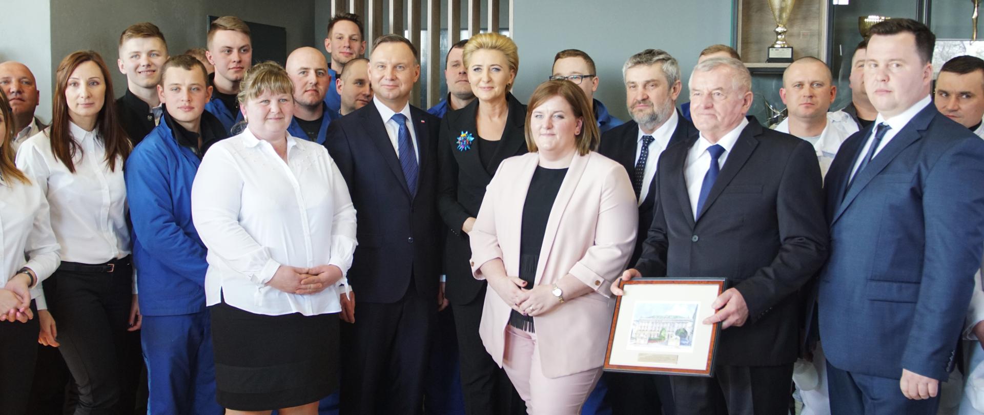 Prezydent RP, Pierwsza Dama oraz minister rolnictwa w towarzystwie właścicieli i pracowników wizytowanego zakładu