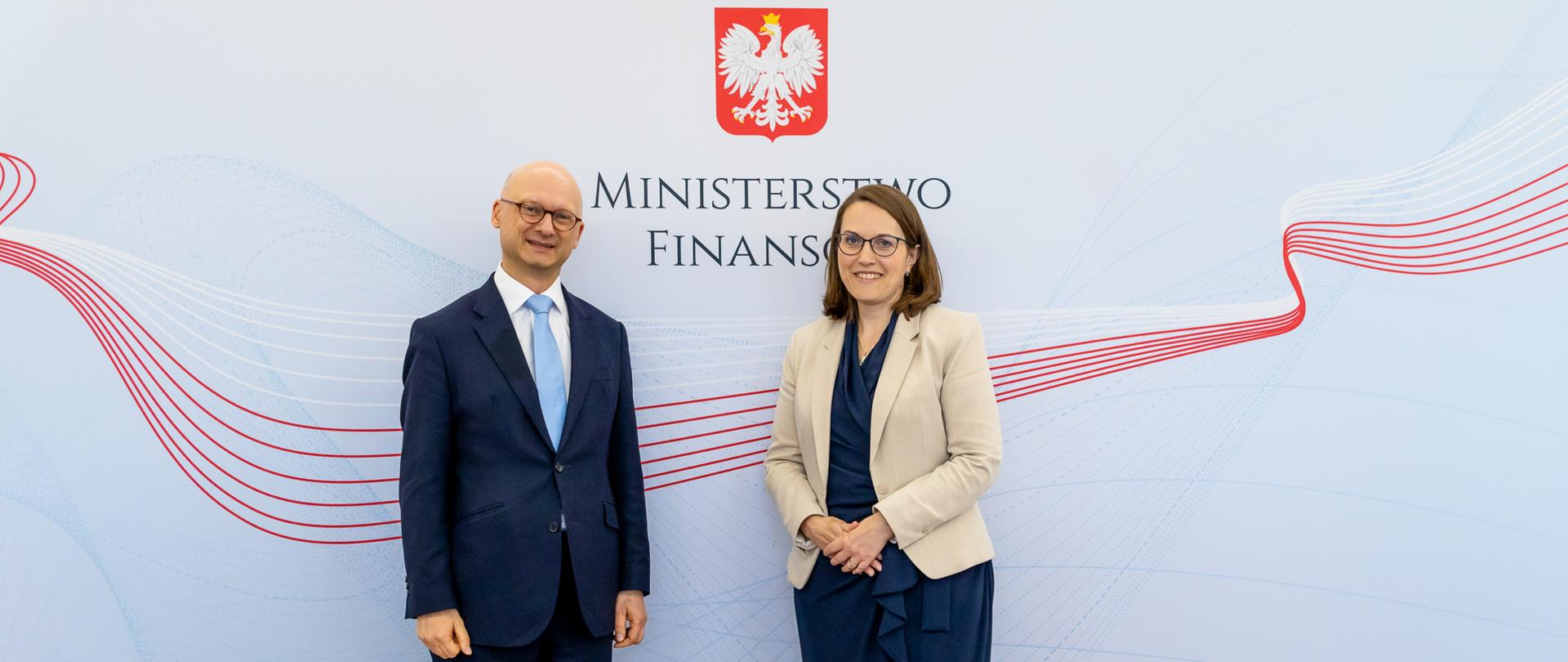 Minister finansów Magdalena Rzeczkowska i Prezydent Grupy Specjalnej ds. Przeciwdziałania Praniu Pieniędzy Marcus Pleyer.