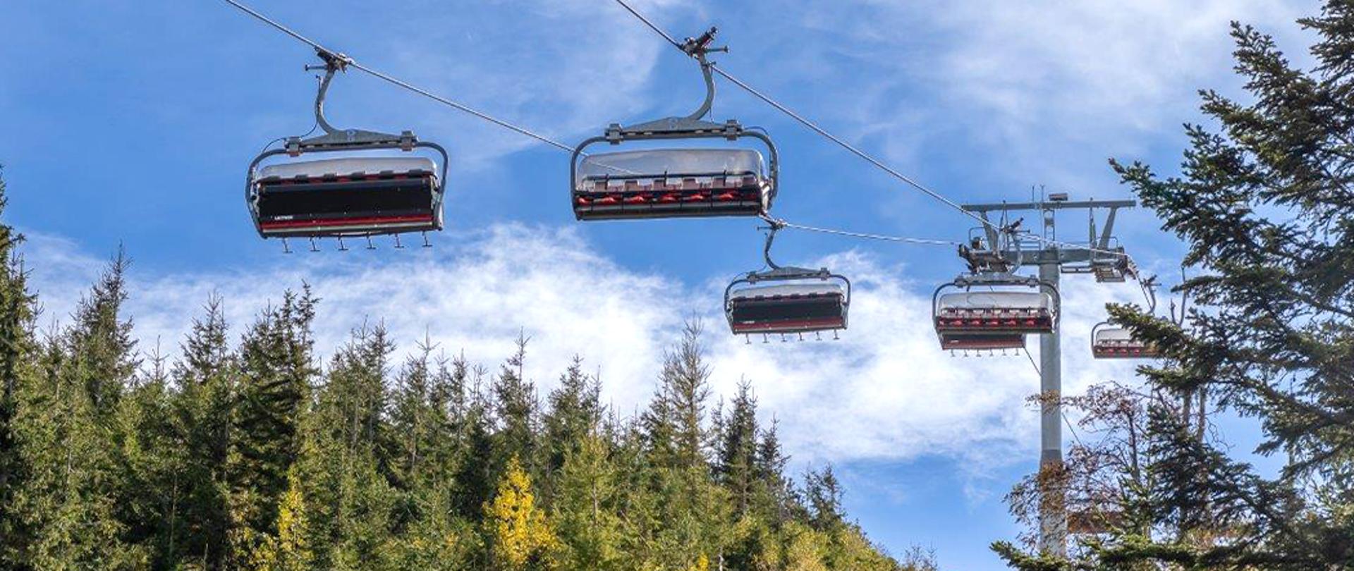 Na zdjęciu widać wagoniki kolejki linowej.