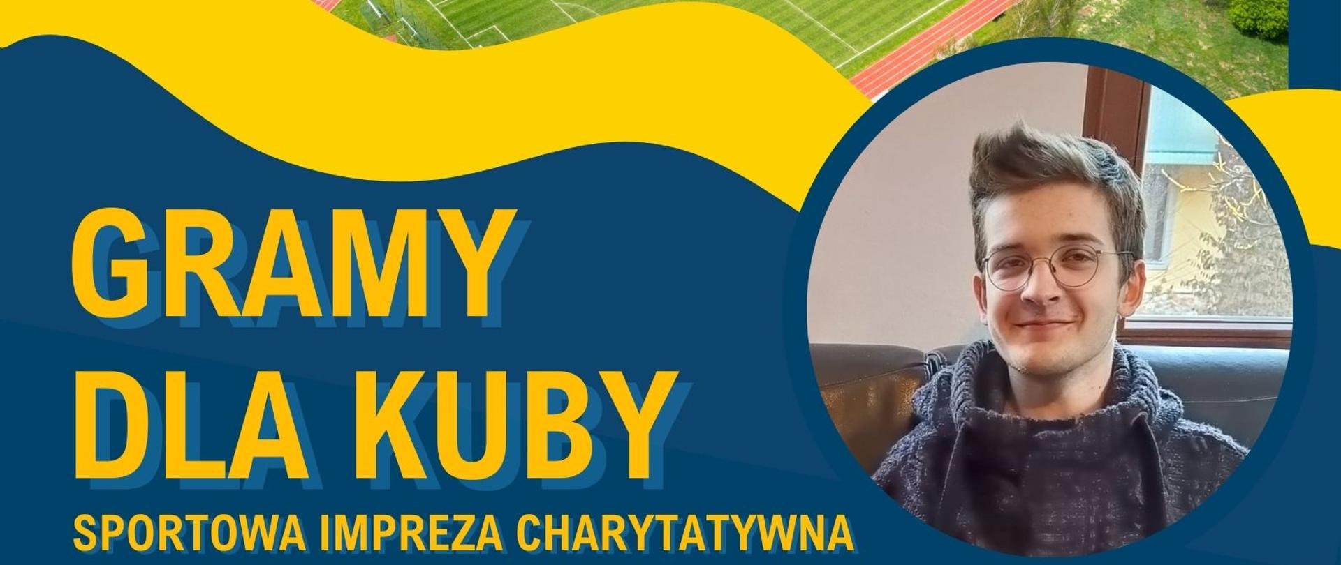 Plakat na niebieskim tle z grafiką boiska u góry plakatu, zdjęciem portretowym Jakuba Fili oraz informacja tekstową dotyczącą koncertu Gramy dla Kuby sportowa impreza charytatywna - stadion sportowy w Polanicy-Zdroju - 24 marca 2024