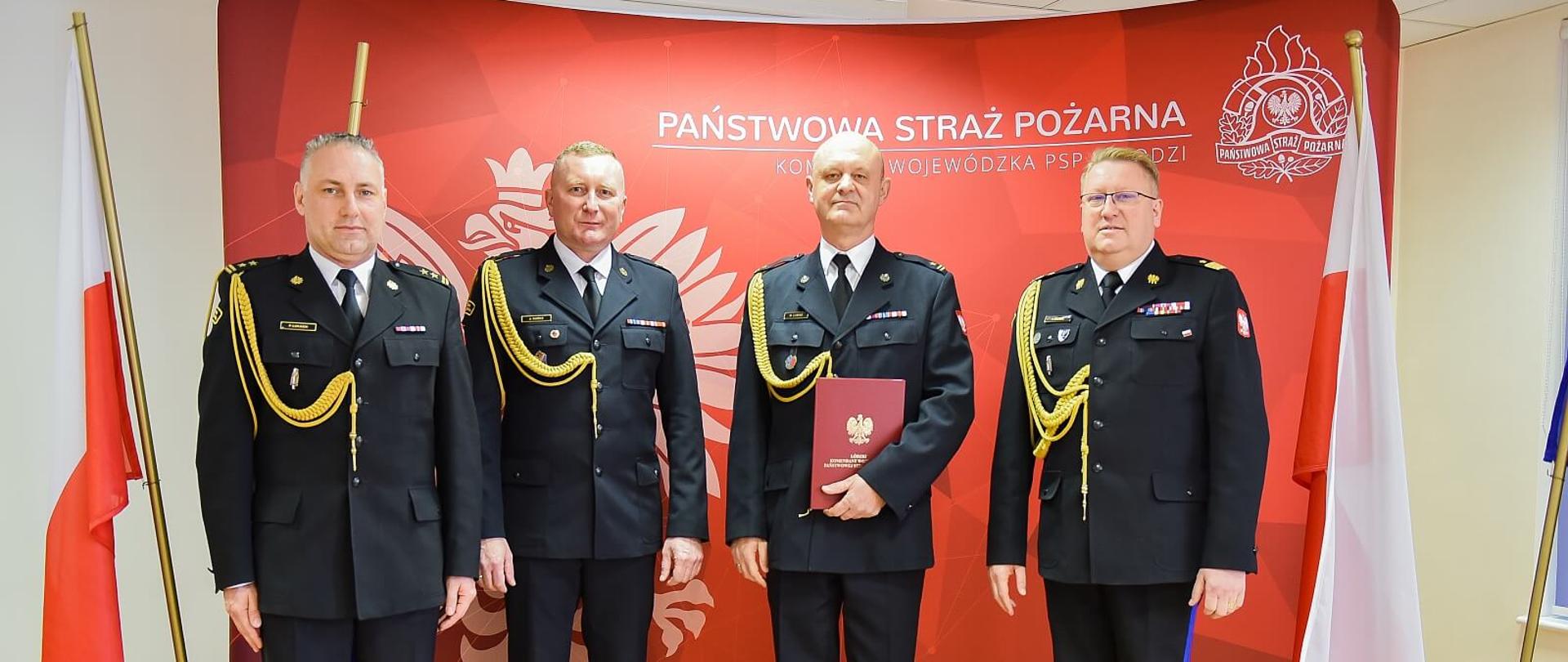 Na zdjęciu (od lewej) bryg. Piotr Łukasik, mł. bryg. Jacek Karcz, mł. bryg. Maciej Łubisz oraz nadbryg. Grzegorz Janowski. Zdjęcie wykonane na sali konferencyjnej KW PSP w Łodzi podczas uroczystego wręczenia aktów powołania na stanowiska Komendantów Powiatowych.