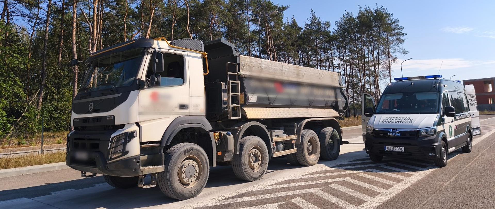 Przeważony pojazd ciężarowy podczas kontroli w Bronisławowie