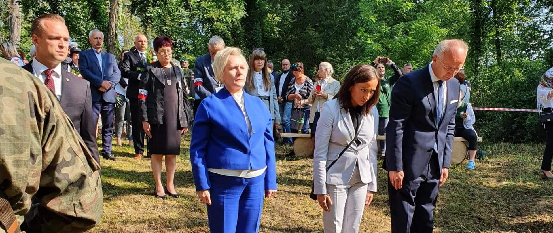 Na zdjęciu złożenie kwiatów przy usypanym kopcu w Malerzowicach, od lewej wicewojewoda opolski Teresa Barańska, dr Katarzyna Pawlak-Weiss, prof. Krzysztof Szwagrzyk, zastępca prezesa IPN