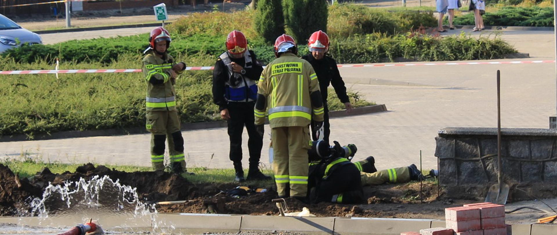 Dowódcy akcji nadzorują moment zaciskania uszkodzonego gazociągu