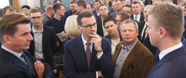 Premier M. Morawiecki oraz wiceminister R. Romanowski podczas spotkania z młodymi rolnikami (Fot. Krystian Maj KPRM)