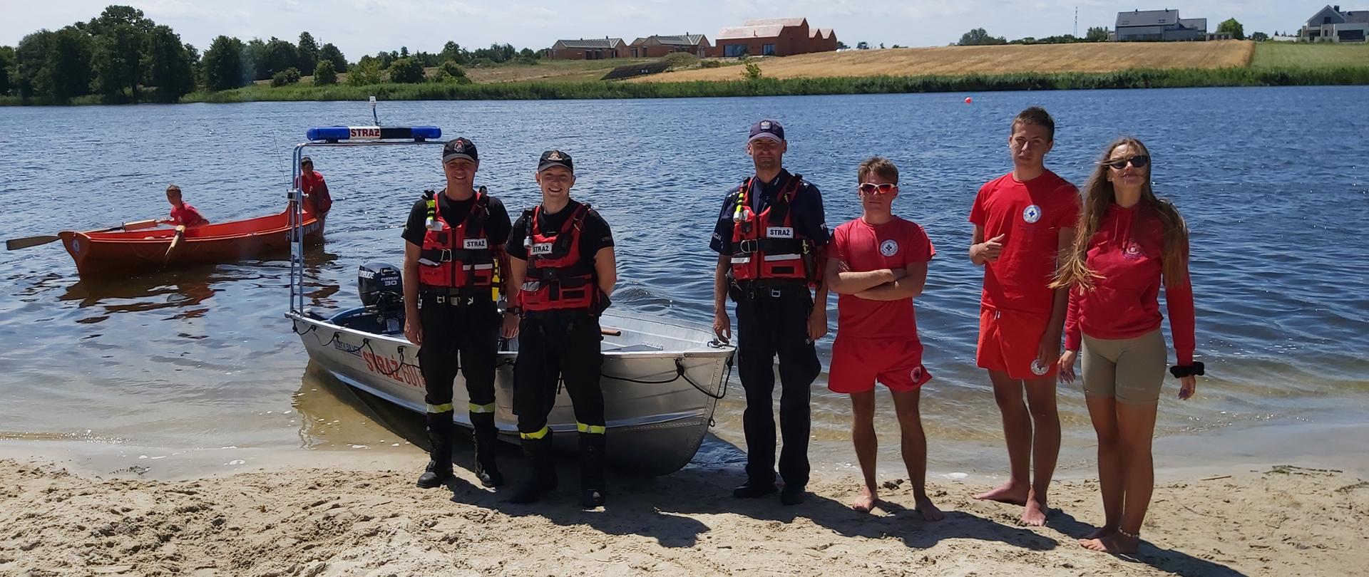 Funkcjonariusze Państwowej Straży Pożarnej i Policji oraz ratownicy WOPR podczas przygotowań do zabezpieczenia akwenu.